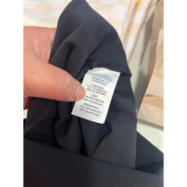 Vuori black biker shorts size XL 5" inseam - Image 4