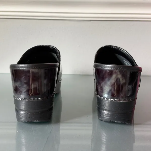 Dansko Women’s Black/Gray Marbled Patent Leather Slip-On Clogs EU 36 - Image 4