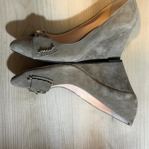 Kate Spade Wedge Heels Womens 8M Taupe Suede‎ Bow Fringe Dress Shoes - Image 6