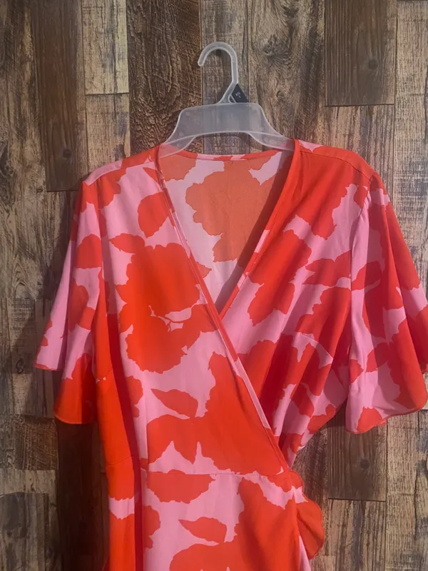 Plus size casual dress women's floral print short sleeve surplice neck ruffle trim asymmetrical hem wrap dress. Orange size 1xl. Like new - Image 4