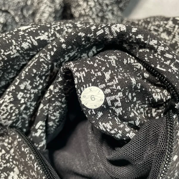 Lululemon Lightly Jacket Womens 6 Black Grey Running Full Zip Thumbholes Workout - Image 4