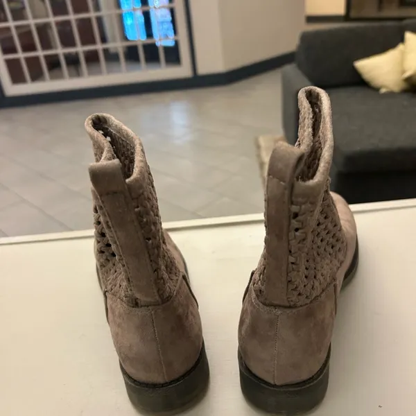 Booties Stylish Women's Taupe Ankle Booties 10 MUDD Excellent shape - Image 4