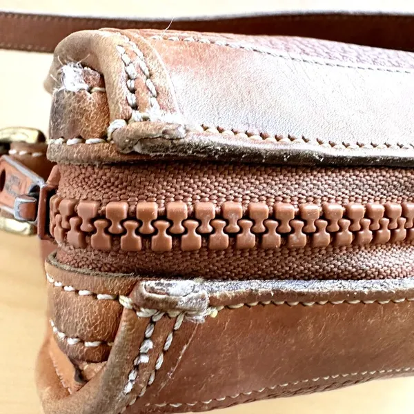 Vintage Dooney & Bourke Crossbody Satchel Bag Adjustable Zip Closure Brown - Image 9