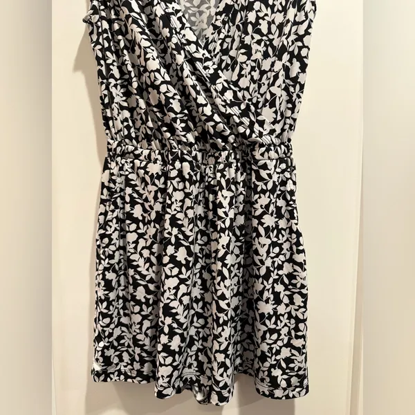 Banana Republic‎ Monochrome Floral romper Size S - Image 3