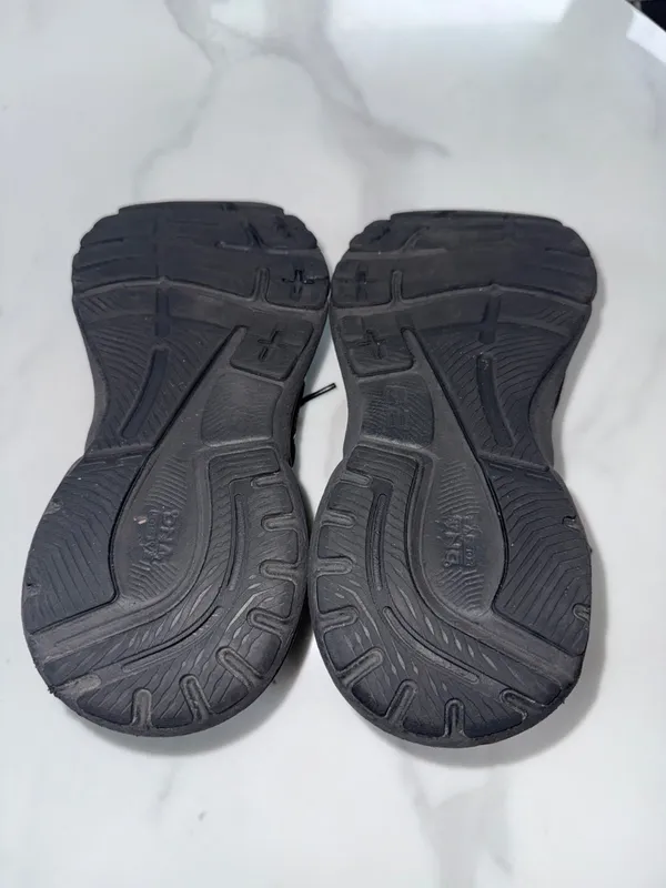 Brooks women’s Black Athletic Running Shoes extra. Wide(2E) - Image 7