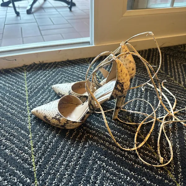 Steve Madden cream snakeskin point tie heels - Image 4