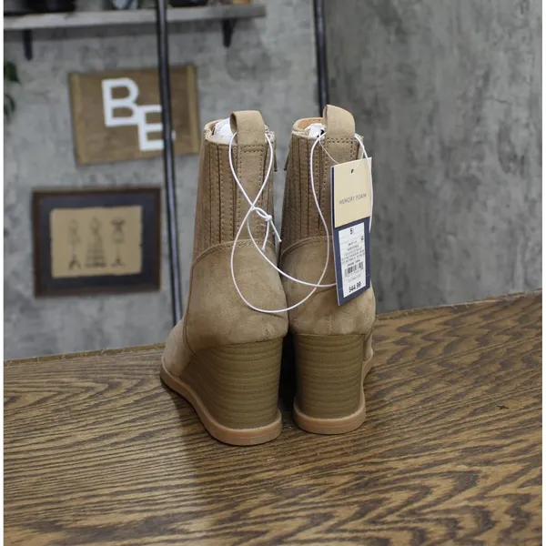 NWT Universal Thread Winter Boots with Memory Foam Insole Taupe Brown 5.5M - Image 8