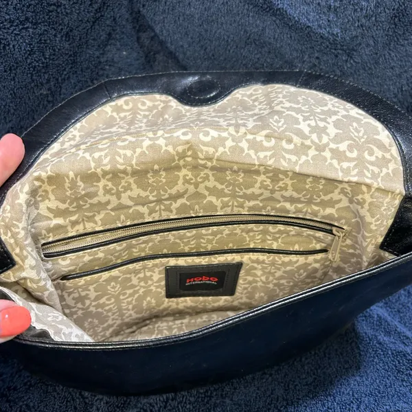 Hobo International Black Tooled Leather Handbag. - Image 4