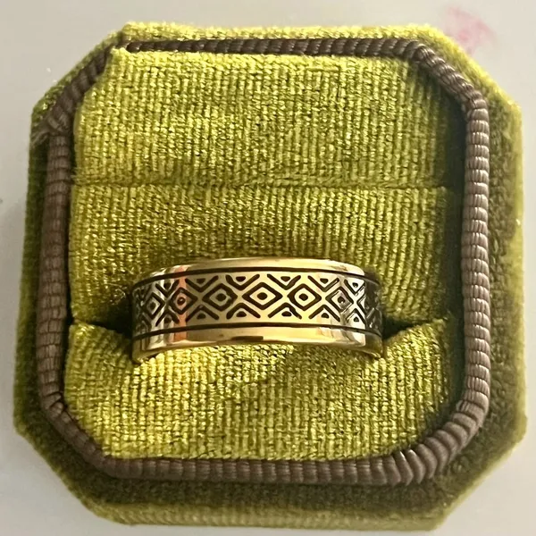 Geometric Pattern Band Ring Gold Plated 8mm Band Size 10 - Image 2
