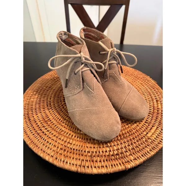 TOMS Desert Wedge Taupe Suede Lace Up Ankle Booties Womens‎ 8.5 Heel Shoes - Image 2