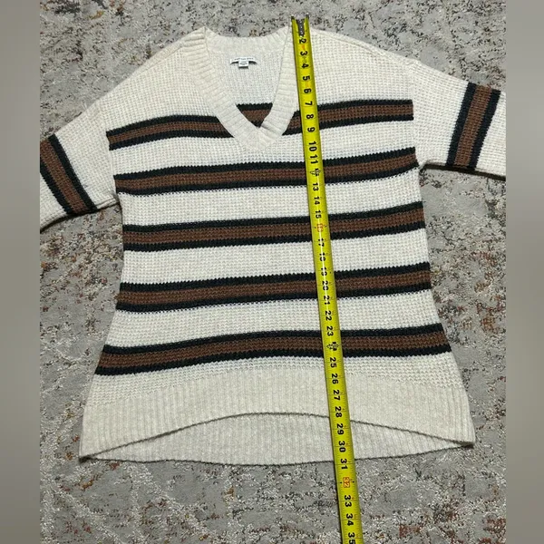 American Eagle Oversized
Dreamspun V-neck
Sweater size Small - Image 4