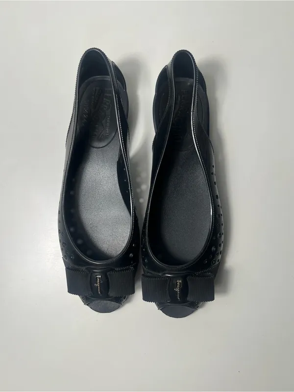 Salvatore Ferragamo Nilly Nara Vara Bow Perforated Peep Toe Jelly Flat Slides - Image 7