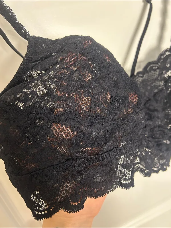 Black Lace Bralette with Scalloped Hem - Image 3