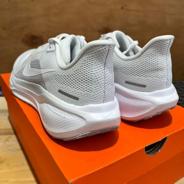 Nike Women's White Trainers - Image 5