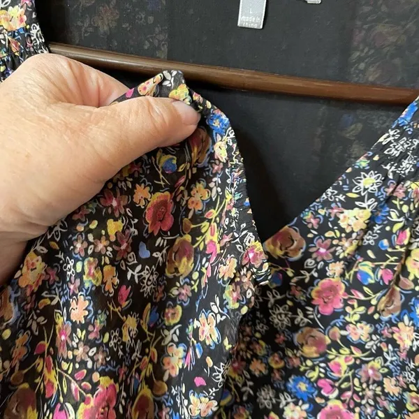 Daniel Rain size L - V neckline floral lace inset in back blouse. - Image 4