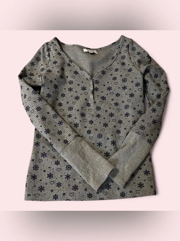 Frankies Bikinis grey/blue snowflake print Angel Waffle long sleeve top Size M - Image 5