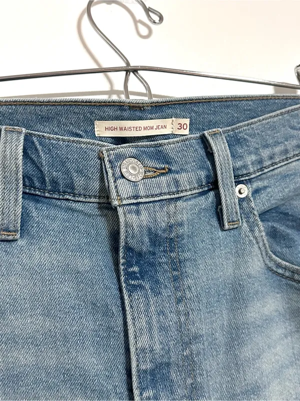Levis High Waisted Mom Jean Size 30 - Image 3