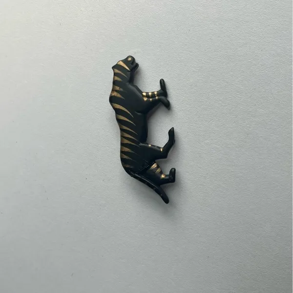 Vintage Tiger Panther Pin Brooch for shirt or scarf. Black Gold - Image 3