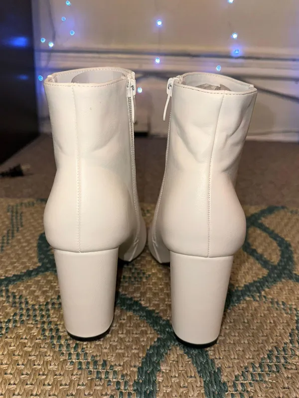 White Chunky Heel Boots Size 9 - Image 4