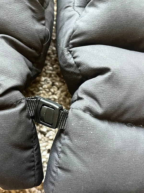 Aritzia Superpuff Mitten Climatte Black Excellent Condition Size Small/Medium - Image 3