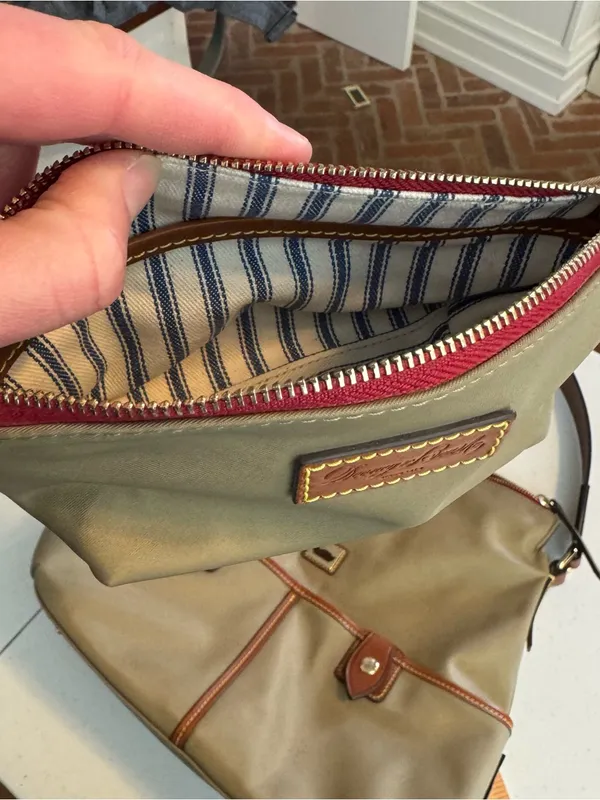 Dooney and Bourke Taupe Khaki Olive Wayfarer Sac Hobo Bag &‎ Matching Pouch - Image 10