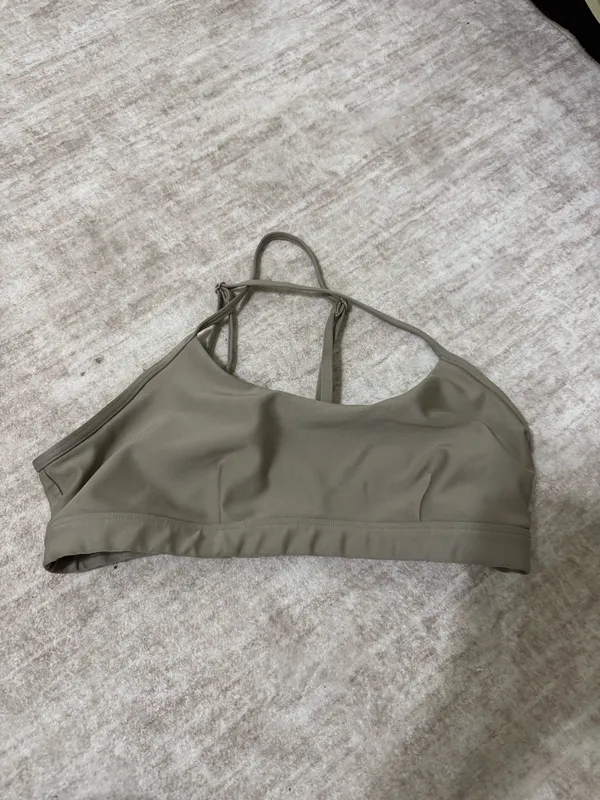 Alo airlift sports bra size medium - Image 2