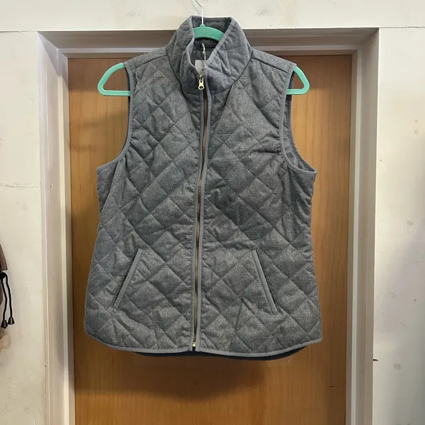 Old Navy Light Grey Quilted Vest with Gold Zipper and Pockets -size M -MSRP $35! - Image 2