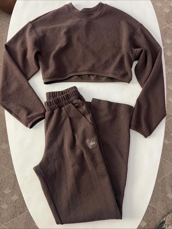 Alo Yoga 2 Piece Set - Cropped Tailored Crew Neck & Tailored Sweatpant Espresso - Image 3