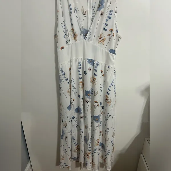 White dress with flowers. Used but in good condition. Size 14 - Image 2