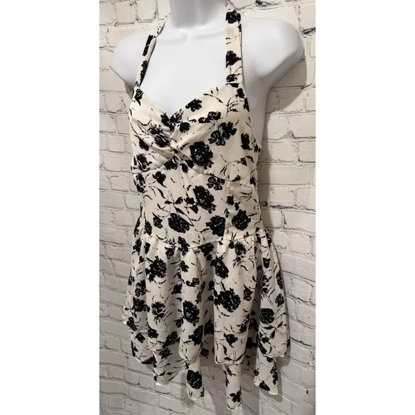 Black And White Floral Dress With Lace Back Size Medium - Image 2