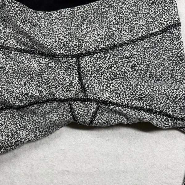 Lululemon Women’s Floral Print Leggings Size 6 Black White 31” Full Length - Image 4