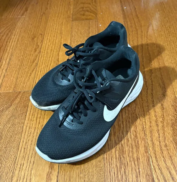 Black Nike sneakers - Image 2
