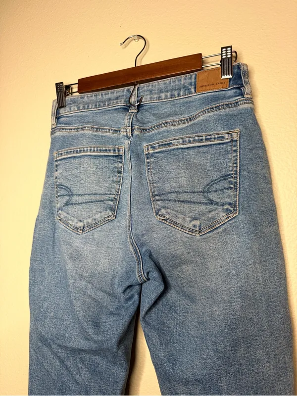 American Eagle Women Distressed Light Wash High Waisted Mom Jeans 2 Short Denim - Image 6