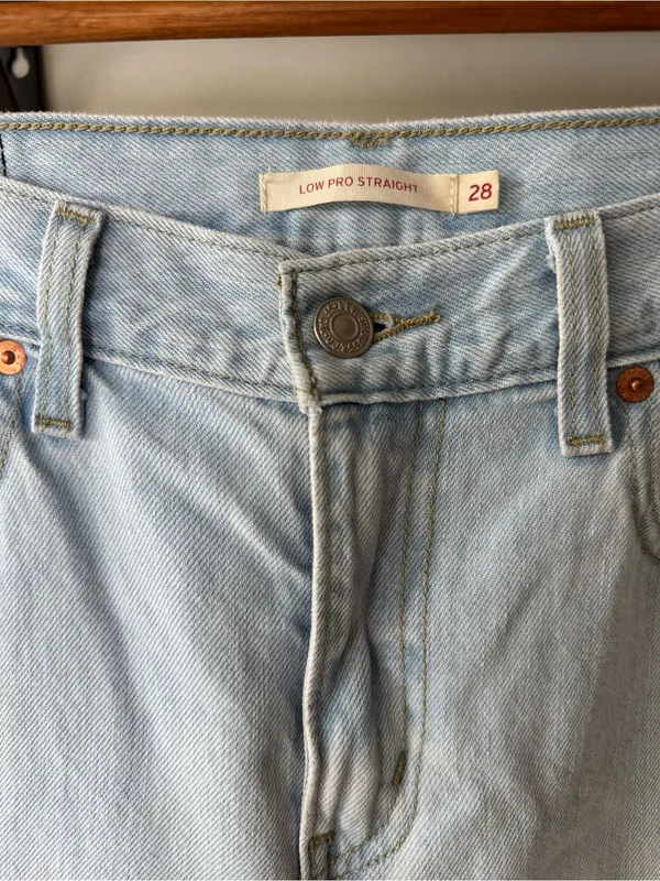 Levi's Low Pro Straight Light Wash Denim Jeans Distressed Knee Rips Size 28 - Image 3