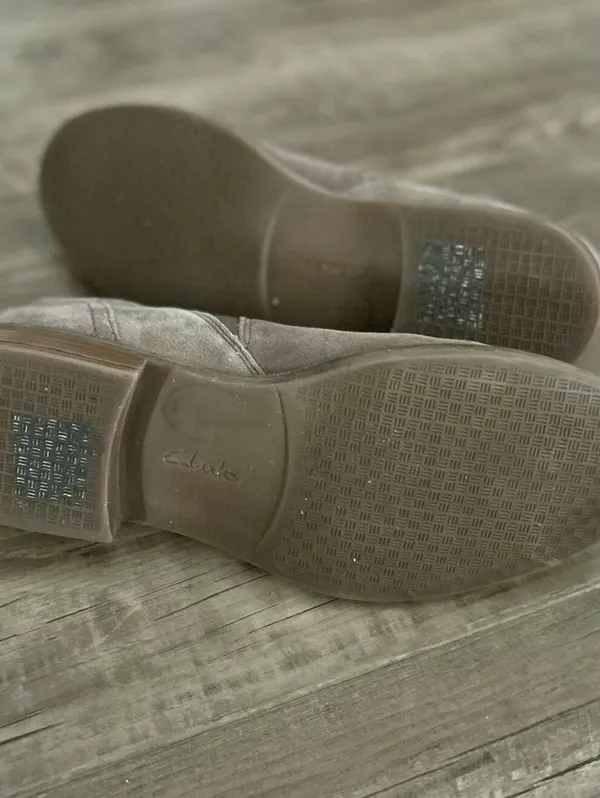 Clarks Collection Ultimate Comfort Taupe Suede Slip On Loafers Women Size 9.5 - Image 9