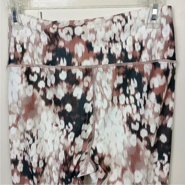 Aerie Offline High Rise Crossover Leggings‎ Large White Animal Print 7/8 Length - Image 2
