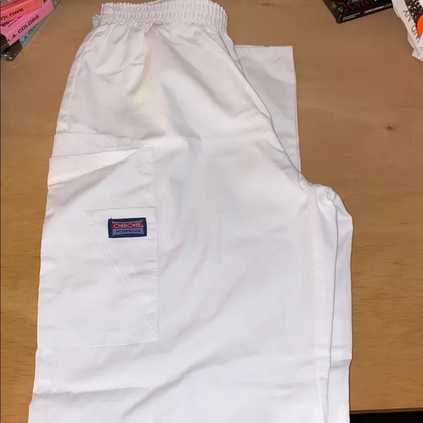 New Women’s Cherokee White Scrub Pants with Cargo Pockets Elastic Waist size Xs - Image 6