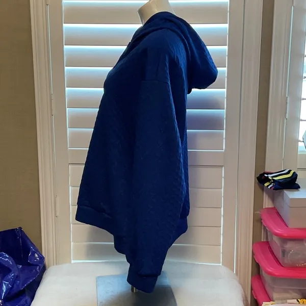 Elegant Blue Women's Quilted Hoodie - Image 4