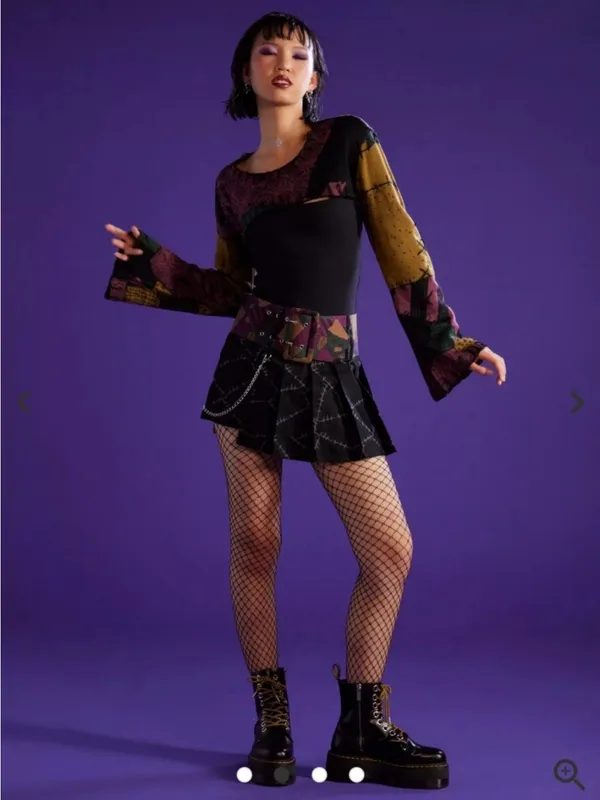 Black Pleated Stitch-Print Mini Skirt with Chain - Image 4