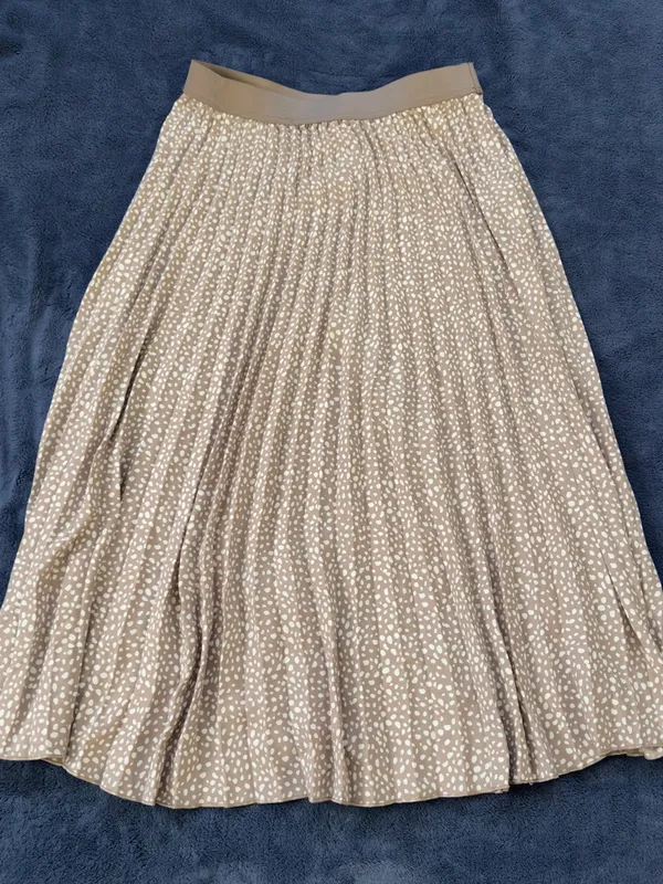 Vince Camuto Beige Micro Dot Pleated Midi Skirt - Image 2