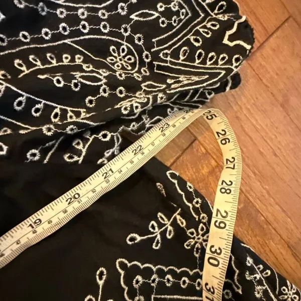 Gap black and white eyelet embroidered blouse size M - Image 7