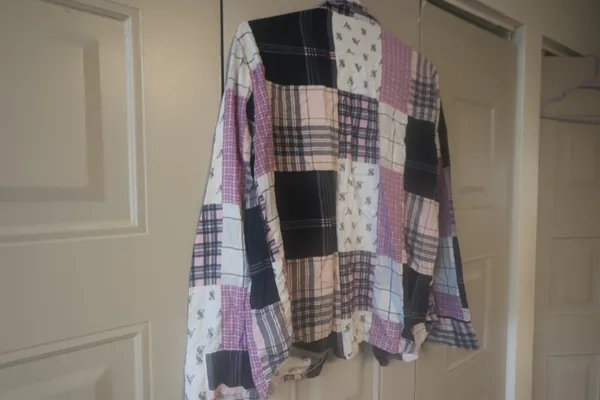 Victoria's Secret plaid flannel path quilt pajamas sleep shirt with pocket in light pink, dark pink and black size small. - Image 12