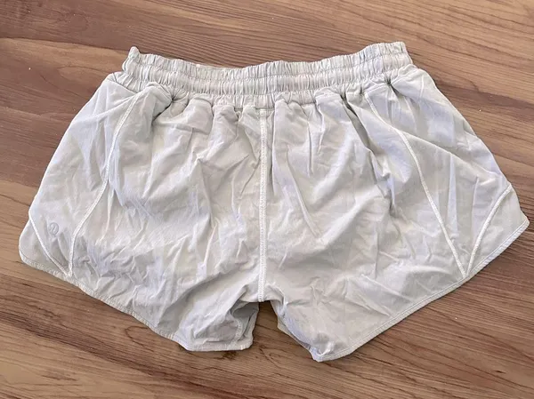 LULULEMON Hotty Hot Short II *Long 4" in White Sz. 8 - Image 7