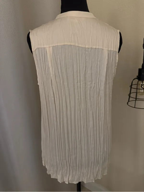 Vince Pleated Sleeveless Blouse Ivory Silk Look Button Front Top Size S - Image 7