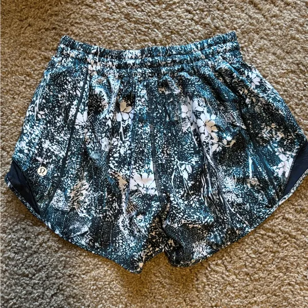 Lululemon Hotty Hot Shorts Size 4 Tall - Image 4