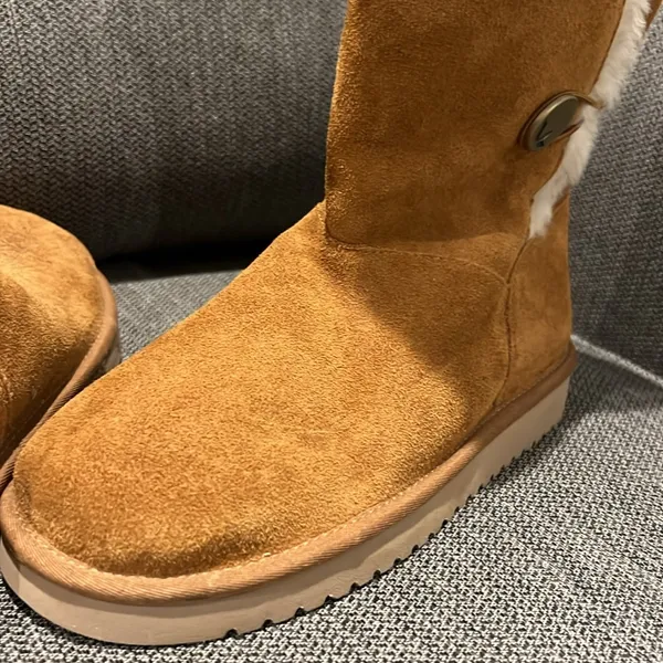 Koolaburra Tan Suede Winter Boots with Button Accents Size 7 - Image 3