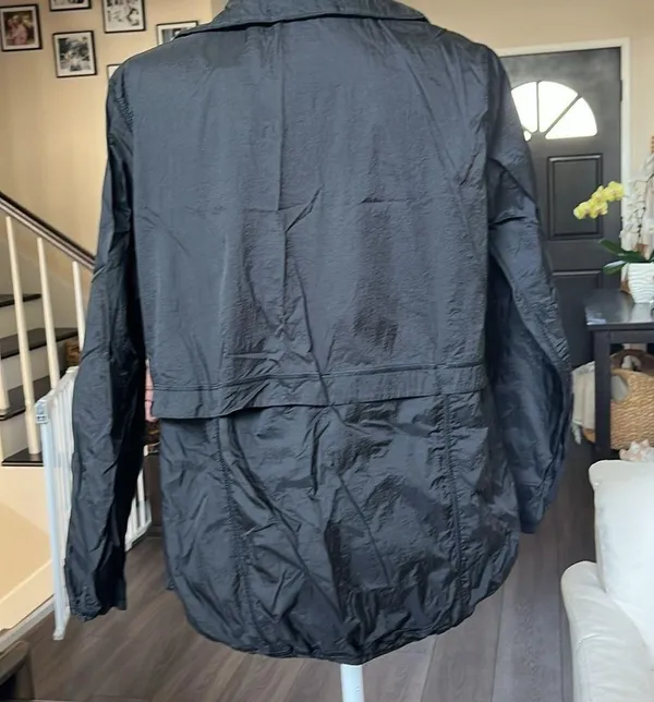 Lululemon windbreaker jacket in great condition. Size 8 - Image 5