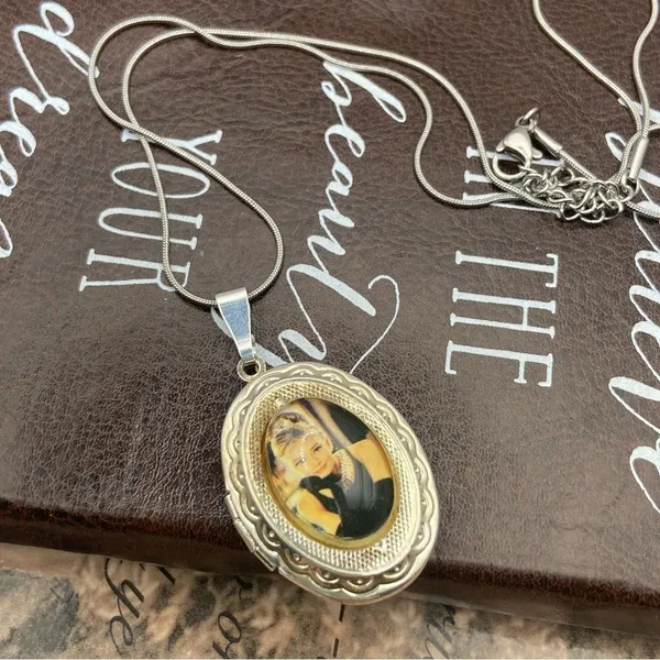 Audrey Hepburn Photo Locket Necklace Vintage Silver Oval Pendant 18” Chain - Image 12