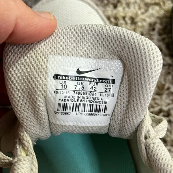 Women’s Nike MD runner 2, size 10 sneakers…grey and green - Image 6