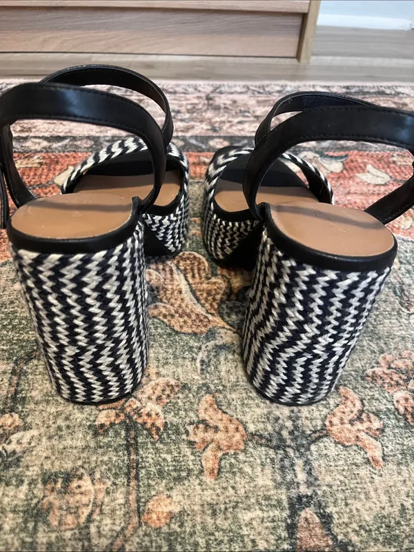 Universal Threads Black and White Chevron Platform Sandals - Image 4